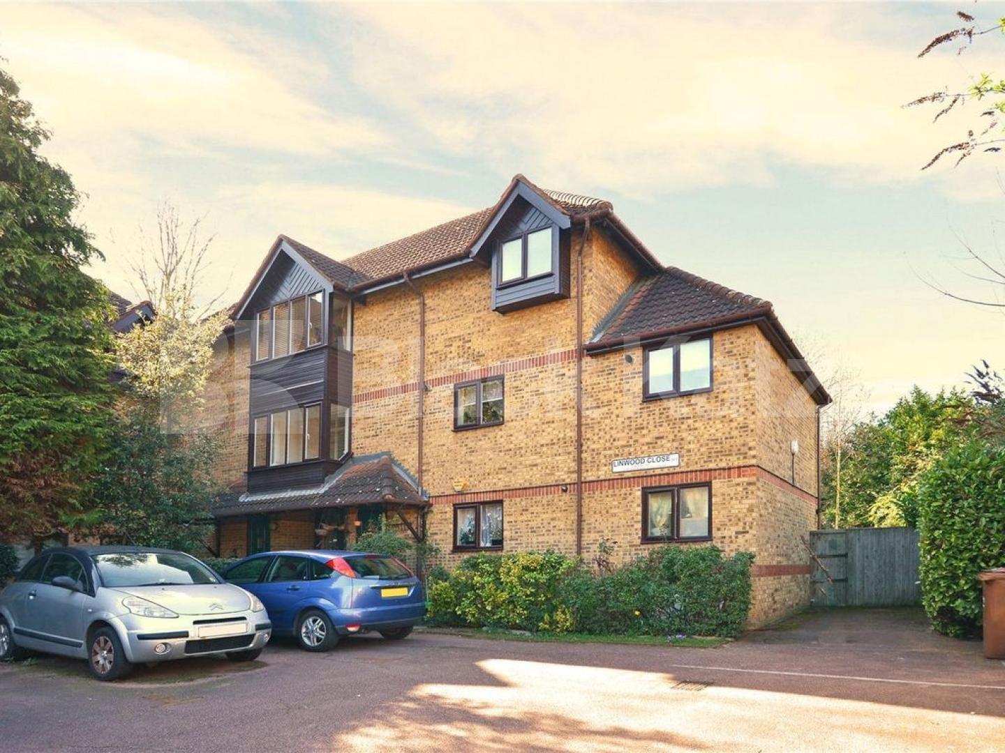 Modern apartment set within private woodlands Linwood Close, Peckham